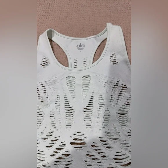 ALO Yoga Women’s Light Green Cut-Out Tank Top - Picture 2 of 3